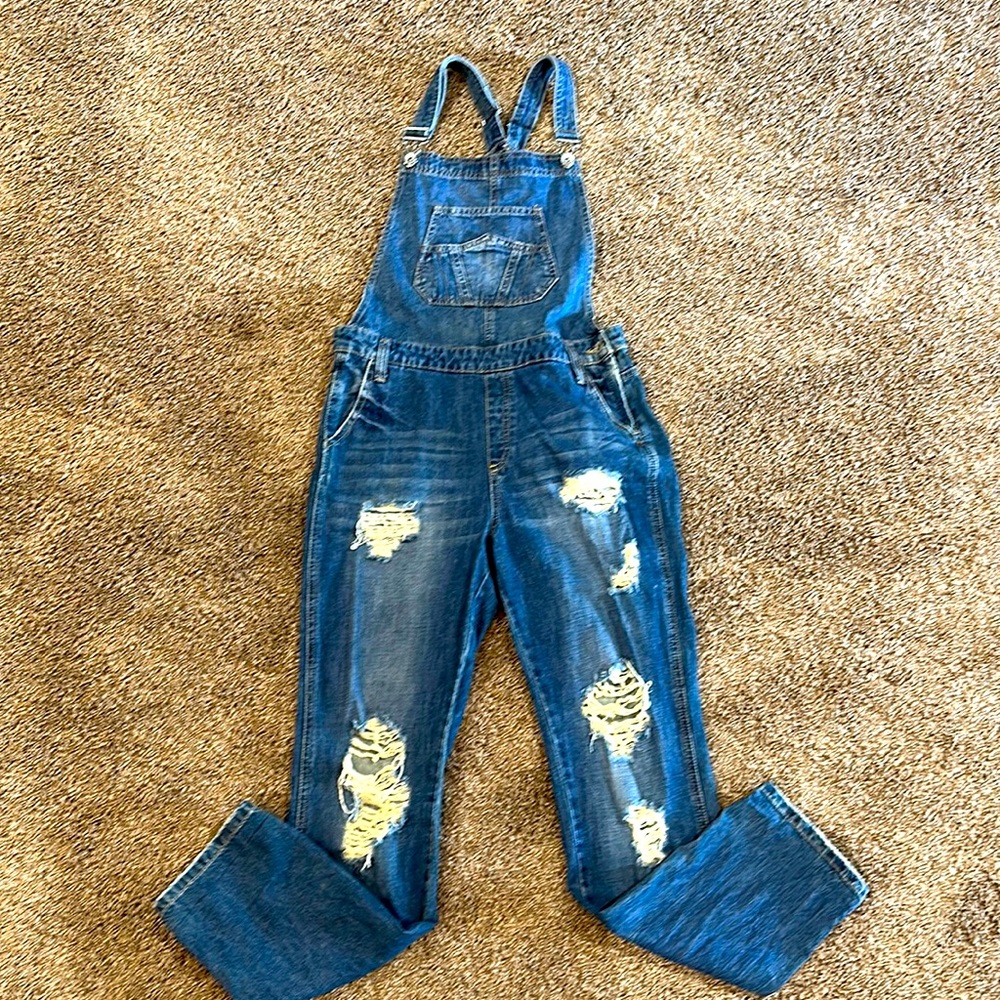 Size S distressed over all. Thick material. Boutique bought. Fits size 3-5